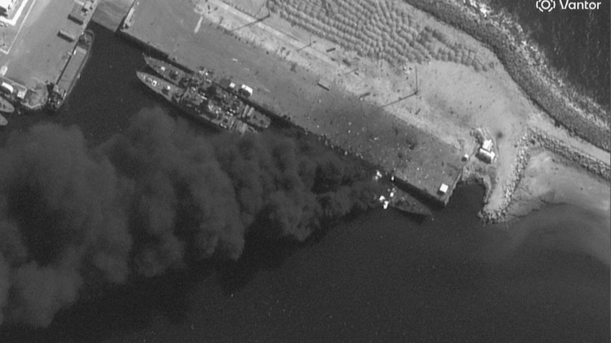 Satelitní snímky ukazují následky amerických úderů na íránské námořnictvo